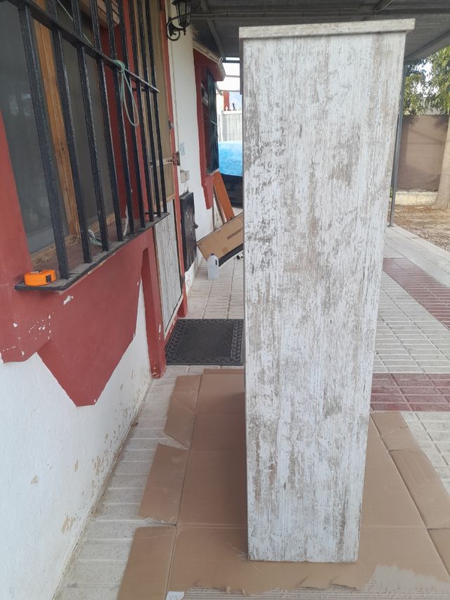 Estantería de vinos de madera beige