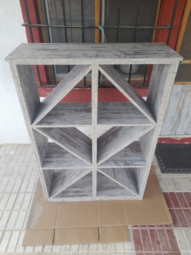 Estantería de vinos de madera beige