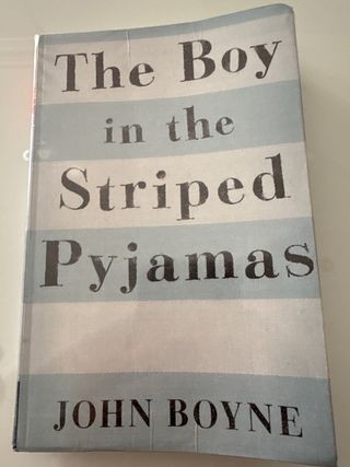 LIBRO NIÑO PIJAMA DE RAYAS EN INGLÉS