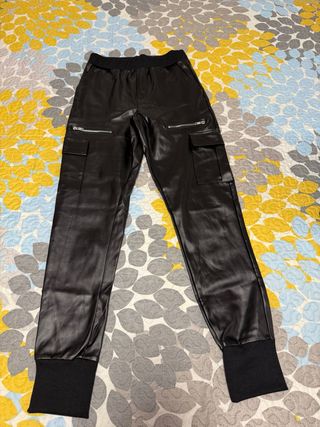 Pantalones cargo efecto piel con cremalleras