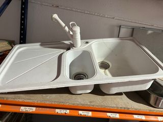 Fregadero de cocina blanco y gris