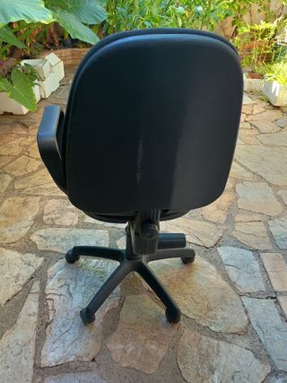 Silla de escritorio negra de tela
