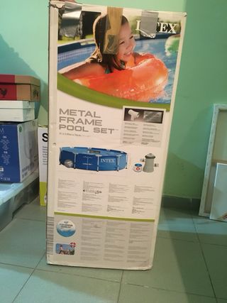 Piscina Tubular Intex Azul y Blanca