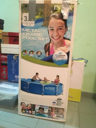 Piscina Tubular Intex Azul y Blanca