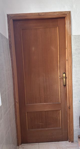 Puerta interior madera con marco y manilla
