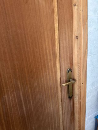 Puerta interior madera con marco y manilla