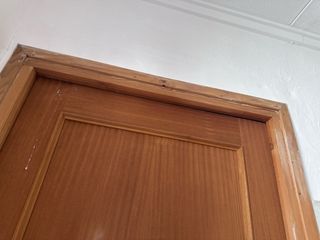 Puerta interior madera con marco y manilla