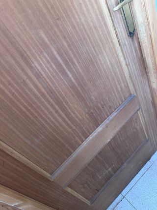 Puerta interior madera con marco y manilla