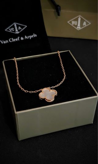 Van Cleef & Arpels Collar Oro Blanco Madreperla