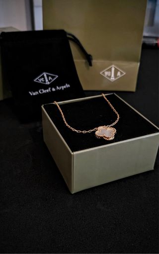 Van Cleef & Arpels Collar Oro Blanco Madreperla