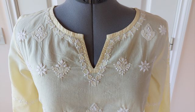 Túnica amarilla limón. Bordado blanco. Algodón. M