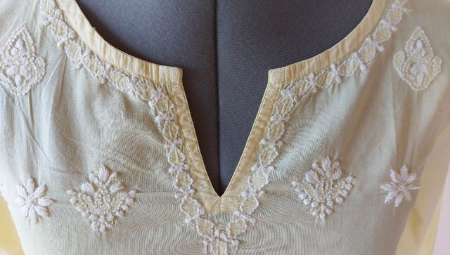 Túnica amarilla limón. Bordado blanco. Algodón. M