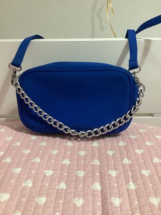 Bolso azul con cadena plateada