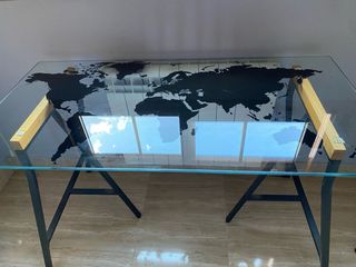 Mesa de cristal con mapa del mundo