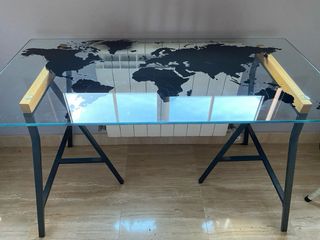 Mesa de cristal con mapa del mundo