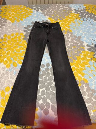 Pantalones vaqueros acampanados grises