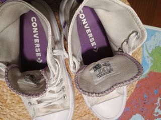 Zapatillas Converse Blancas y Moradas