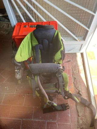 Mochila de montaña verde y roja