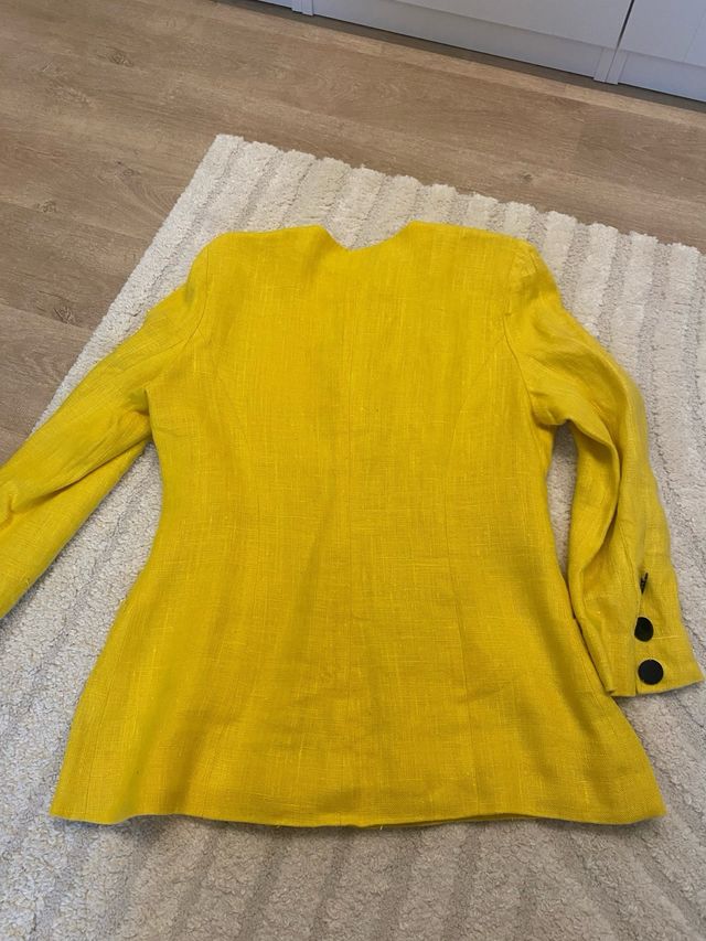 Americana de lino amarilla