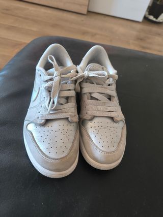 Deportivas Nike plateadas niño. Talla 33'5 
