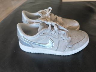 Deportivas Nike plateadas niño. Talla 33'5 
