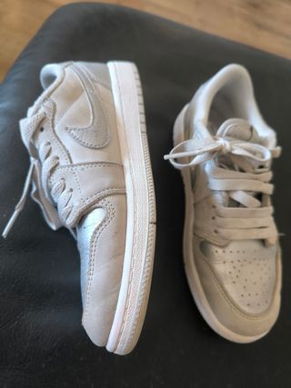 Deportivas Nike plateadas niño. Talla 33'5 
