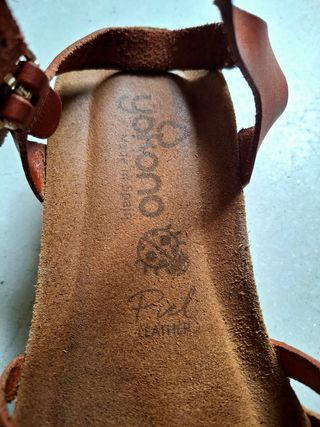 Sandalias de cuero color naranja y amarillo