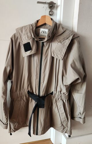 Parka Zara Mujer Beige con ribetes negros