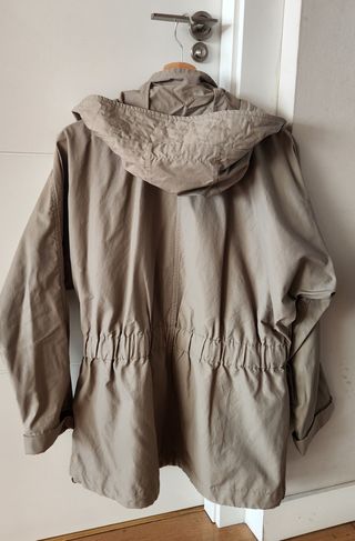 Parka Zara Mujer Beige con ribetes negros