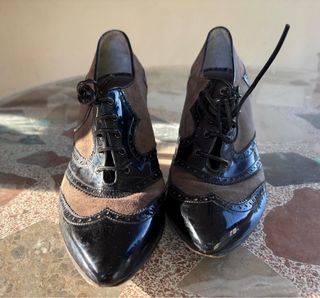 Zapatos de tacón negros y marrones
