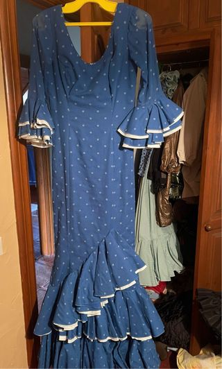 Traje de flamenca azul con lunares
