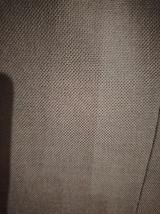 Traje azul oscuro (casi negro).