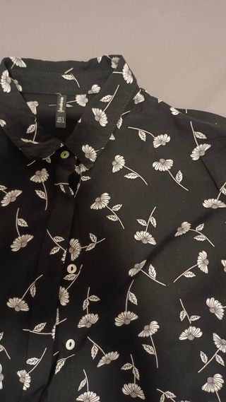 Camisa Stradivarius flores negra