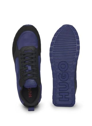 Sapatilhas pretas e azuis