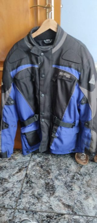 Chaqueta de motorista con protecciones