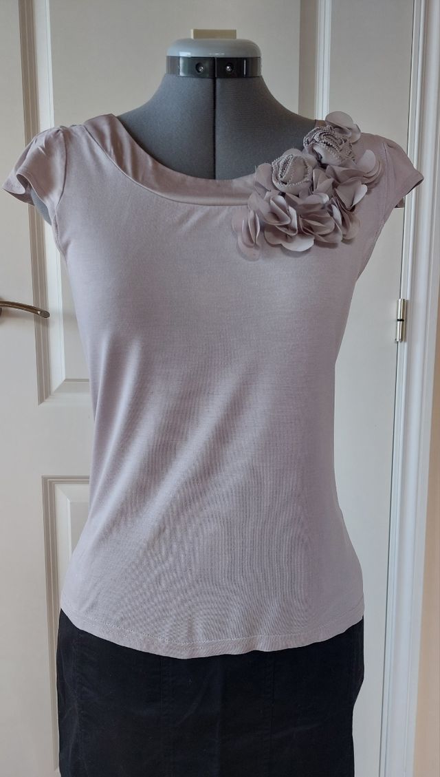 Blusa beige/gris con flores. Muy elegante. S