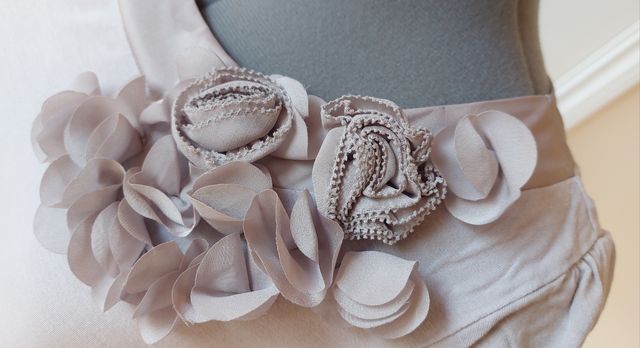 Blusa beige/gris con flores. Muy elegante. S