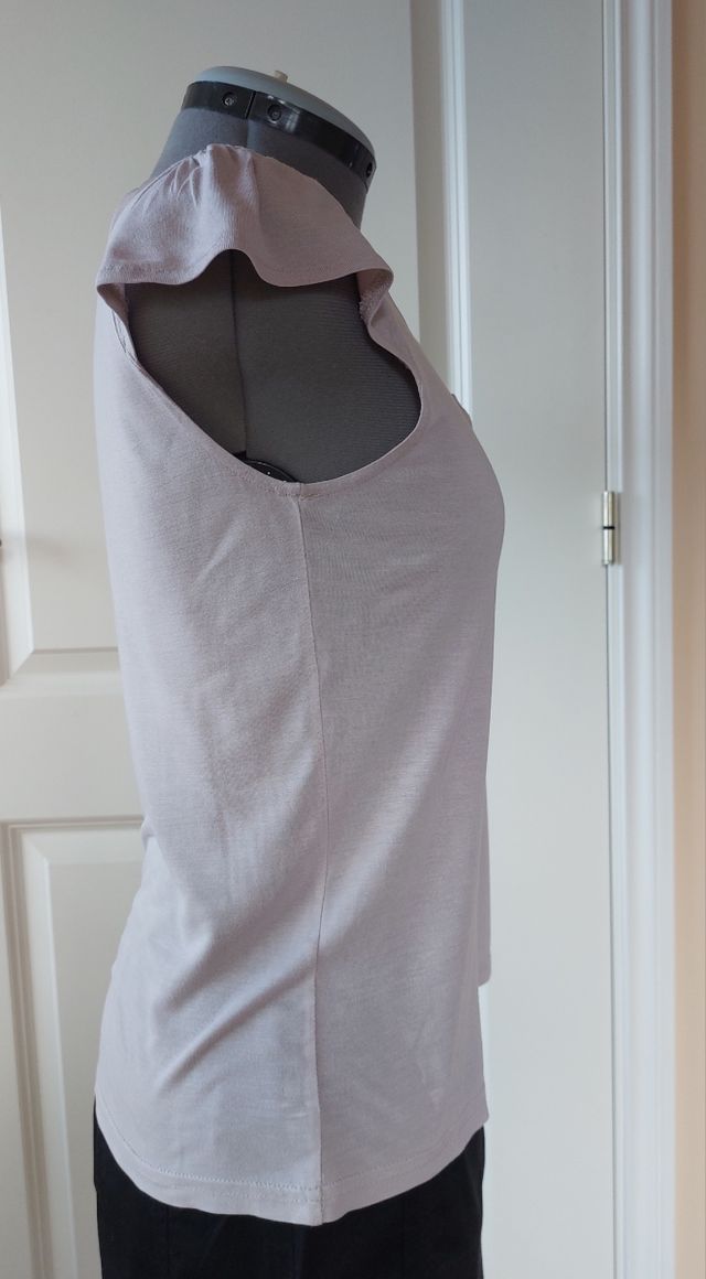 Blusa beige/gris con flores. Muy elegante. S