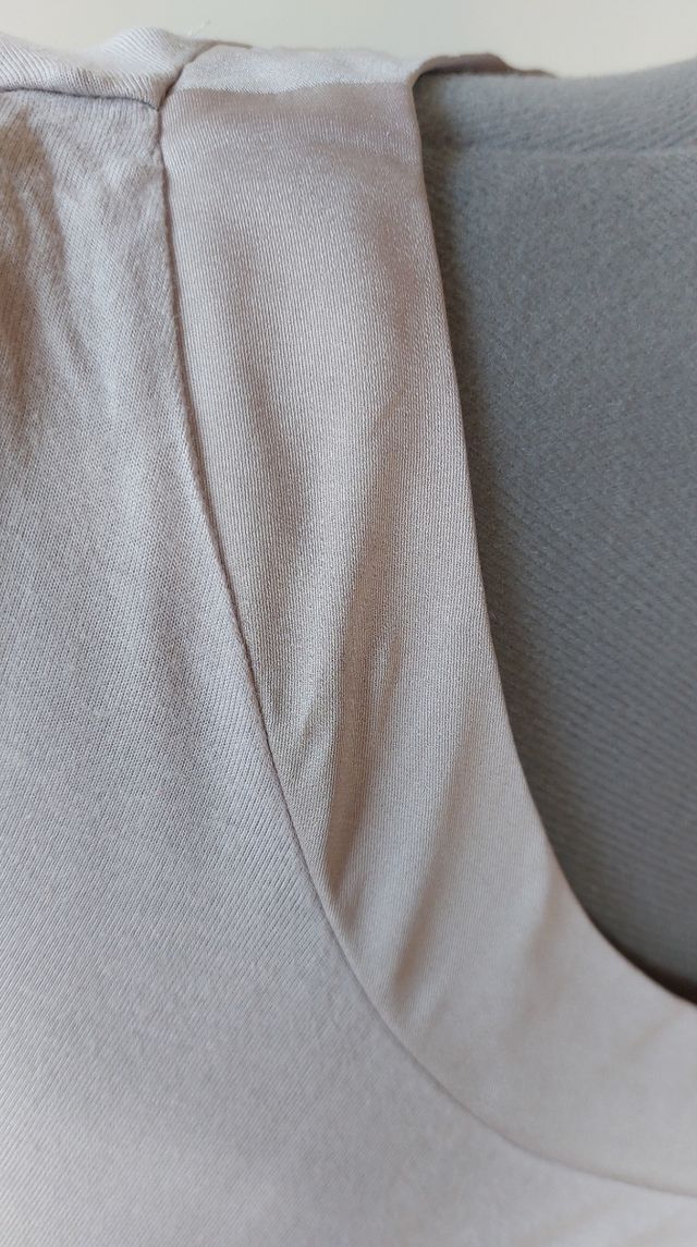 Blusa beige/gris con flores. Muy elegante. S