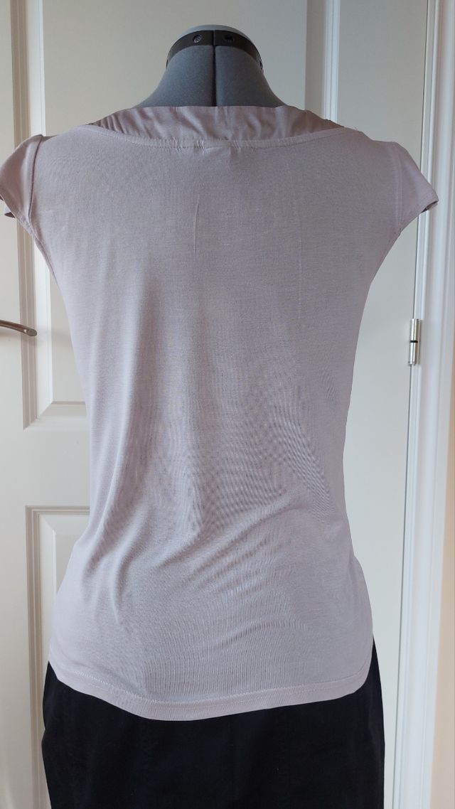 Blusa beige/gris con flores. Muy elegante. S