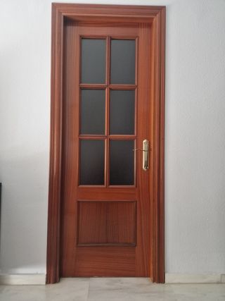 Puerta de madera con cristal