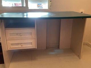 Juego de escritorio, estantería y lámpara, madera