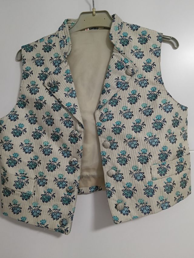 Chaleco fallero estampado floral de niño.
