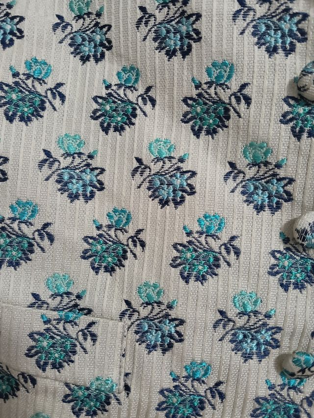 Chaleco fallero estampado floral de niño.