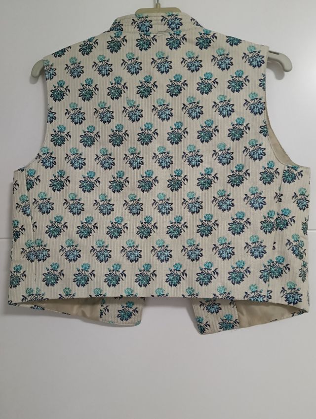 Chaleco fallero estampado floral de niño.