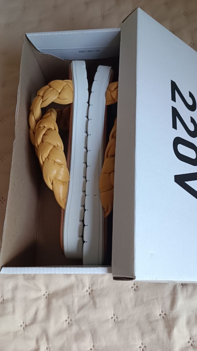 Sandalias de piel 220V amarillas