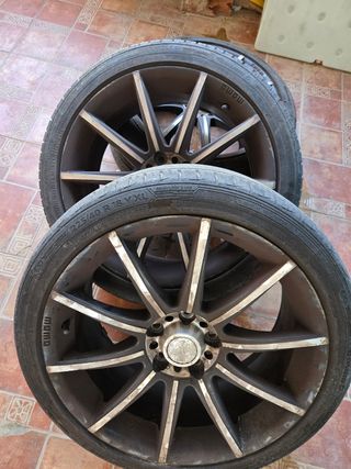 Llantas 18 pulgadas con neumáticos.