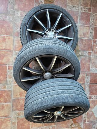 Llantas 18 pulgadas con neumáticos.