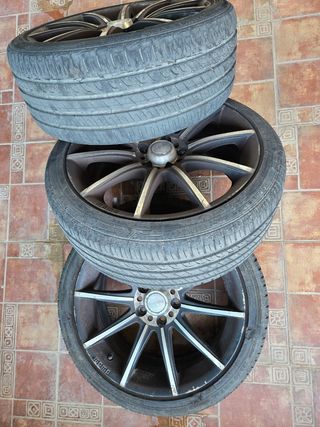 Llantas 18 pulgadas con neumáticos.