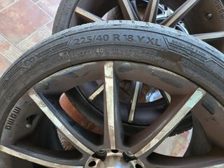 Llantas 18 pulgadas con neumáticos.